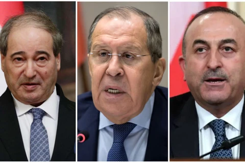 Từ trái sang: Ngoại trưởng Syria Faisal Mekdad, Ngoại trưởng Nga Sergei Lavrov và Ngoại trưởng Thổ Nhĩ Kỳ Mevlut Cavusoglu . (Nguồn: AFP)