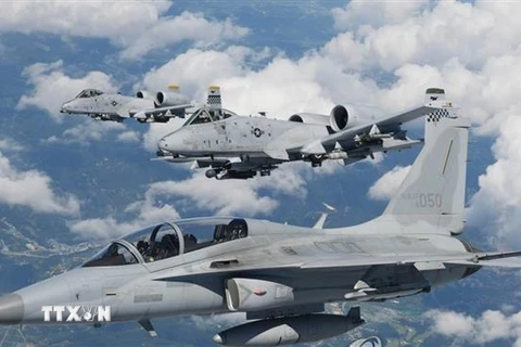 Máy bay chiến đấu hạng nhẹ FA-50 của Hàn Quốc (phía trước) và hai máy bay chống tăng A-10 của Mỹ trong cuộc tập trận không quân chung Buddy Wing, ngày 5/8/2022. (Ảnh: Yonhap/TTXVN)