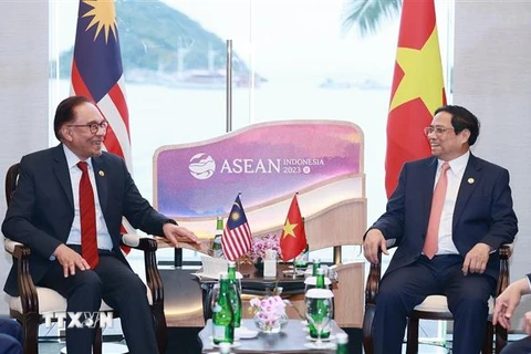 Thủ tướng Phạm Minh Chính gặp Thủ tướng Malaysia Anwar Ibrahim. (Ảnh: Dương Giang/TTXVN)