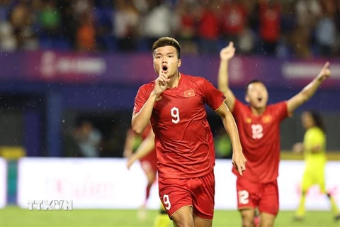 Niềm vui của Văn Tùng (9) sau khi ghi bàn nâng tỷ số lên 2-0 cho U22 Việt Nam. (Ảnh: Hoàng Linh/TTXVN)