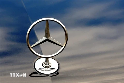 Logo của hãng sản xuất ôtô Mercedes Benz. (Nguồn: AFP/TTXVN)