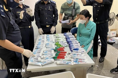 Kiểm đếm lô hàng chất ma túy được giấu trong những tuýp kem đánh răng bị thu giữ từ hành lý của 4 tiếp viên hàng không ngày 16/3. (Ảnh: TTXVN phát)