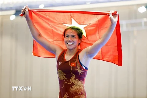 Vận động viên Nguyễn Thị Mỹ Hạnh giành huy chương Vàng môn Vật ở hạng cân 62kg nữ sau khi đánh bại vận động viên người Campuchia trong trận chung kết. (Ảnh: Minh Quyế/TTXVN)