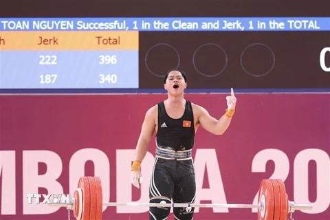 Niềm vui của vận động viên Nguyễn Quốc Toàn sau khi giành huy chương Vàng môn Cử tạ hạng 89kg nam, phá kỷ lục SEA Games. (Ảnh: Minh Quyết/TTXVN)