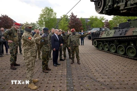 Thủ tướng Đức Olaf Scholz (giữa, trái) và Tổng thống Ukraine Volodymyr Zelensky (giữa, phải) thăm căn cứ quân sự ở Aachen (miền Tây Đức), ngày 14/5/2023. (Ảnh: AFP/TTXVN