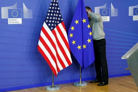 Cờ Mỹ và cờ EU. (Nguồn: Reuters)
