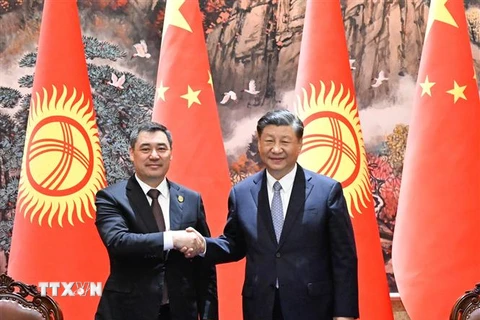 Chủ tịch Trung Quốc Tập Cận Bình (phải) và Tổng thống Kyrgyzstan Sadyr Japarov tại cuộc hội đàm ở thành phố Tây An, tỉnh Thiểm Tây, Trung Quốc ngày 18/5/2023. (Ảnh: THX/TTXVN)