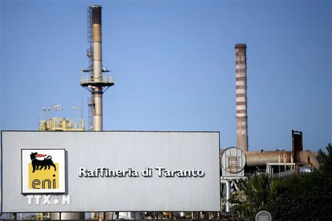  Nhà máy lọc dầu của tập đoàn năng lượng Eni ở Taranto, miền Nam Italy. (Ảnh: AFP/TTXVN)