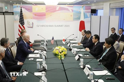 Thủ tướng Nhật Bản Fumio Kishida và Tổng thống Mỹ Joe Biden tại cuộc gặp ở thành phố Hiroshima, Nhật Bản ngày 18/5/2023. (Ảnh: AFP/TTXVN)