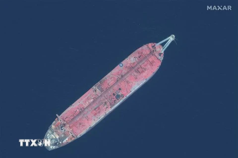 Tàu chở dầu FSO Safer sau khi bị mắc kẹt và hư hại đã neo đậu nhiều năm qua ở ngoài khơi cảng Ras Isa, Yemen. (Ảnh: AFP/TTXVN)