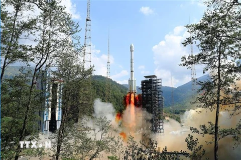 Tên lửa đẩy Trường Chinh 3B mang theo vệ tinh định vị Bắc Đẩu rời bệ phóng tại Trung tâm phóng vệ tinh Tây Xương ở tỉnh Tứ Xuyên, Trung Quốc ngày 17/5/2023. (Ảnh: THX/TTXVN)