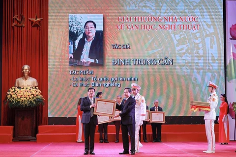 Nhạc sỹ Đinh Trung Cẩn nhận Giải thưởng Nhà nước về Văn học nghệ thuật ngày 19/5/2023. (Ảnh: Báo Tin tức/TTXVN)