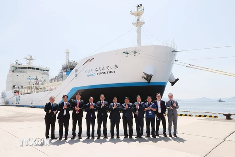 Thủ tướng Phạm Minh Chính và các đại biểu tham quan tàu vận chuyển Hydro lỏng của Nhật Bản. (Ảnh: Dương Giang/TTXVN)