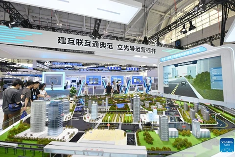 Khách tham quan triển lãm công nghệ thông minh trong khuôn khổ Hội nghị Trí tuệ thế giới (WIC) lần thứ 7 ở Thiên Tân, Trung Quốc. (Nguồn: Tân Hoa xã)