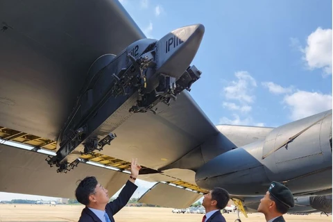 Thứ trưởng Quốc phòng Hàn Quốc Shin Beom-chul (trái) bên một máy bay ném bom chiến lược B-52 tại Căn cứ chung Andrews bên ngoài Washington, D.C., ngày 19/5. (Nguồn: The Korea Herald)