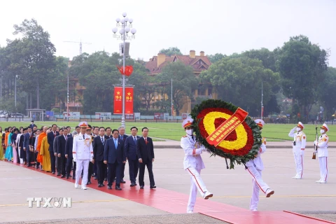 Đại biểu Quốc hội dự Kỳ họp thứ 5 vào Lăng viếng Chủ tịch Hồ Chí Minh