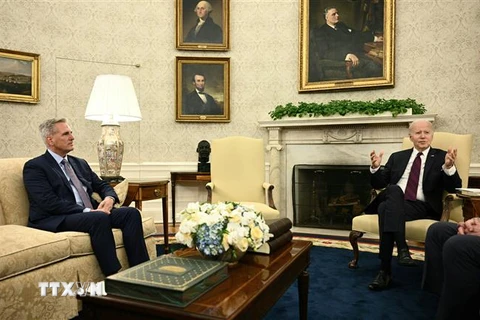Tổng thống Mỹ Joe Biden (phải) và Chủ tịch Hạ viện Kevin McCarthy tại cuộc gặp ở Nhà Trắng ngày 9/5/2023. (Ảnh: AFP/TTXVN)