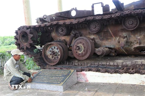 Xác xe tăng bên trong di tích chiến hào thép Lộc Tự đã hư hỏng, hoen rỉ. (Ảnh: Đinh Hương/TTXVN)
