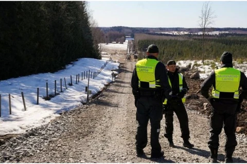 Binh sỹ biên phòng Phần Lan đứng gần hàng rào biên giới với Nga ở Pelkola, Phần Lan ngày 14/4. (Nguồn: Deccan Herald)