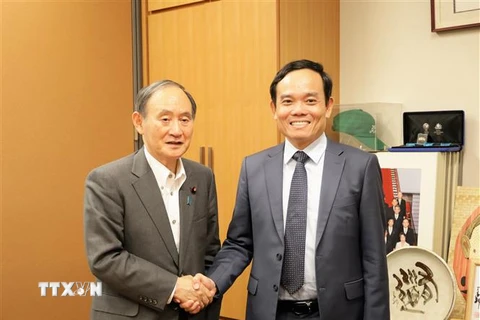 Phó Thủ tướng Chính phủ Trần Lưu Quang gặp nguyên Thủ tướng Nhật Bản Suga Yoshihide. (Ảnh: Nguyễn Tuyến-Đức Thịnh/TTXVN)