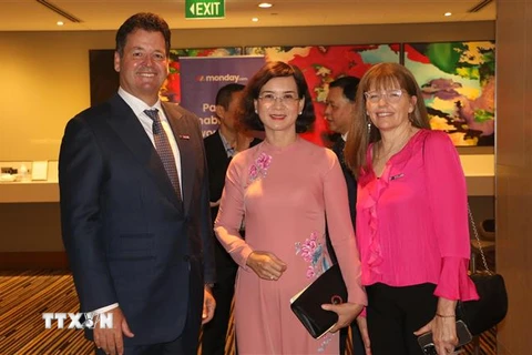 Phó Chủ tịch tỉnh Bình Phước Trần Tuyết Minh (giữa) gặp gỡ doanh nghiệp tại Australia. (Ảnh: Thanh Tú/TTXVN)