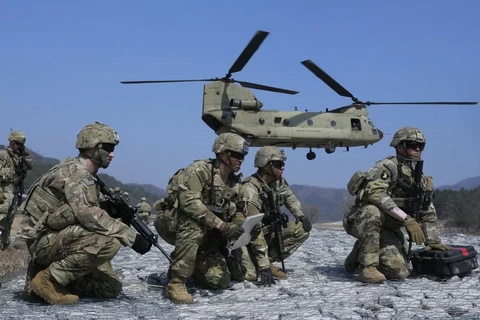 Binh sỹ Mỹ chờ lên máy bay trực thăng CH-47 Chinook trong cuộc tập trận quân sự chung với Hàn Quốc ở Pocheon hồi đầu tháng Ba. (Ảnh: AP)
