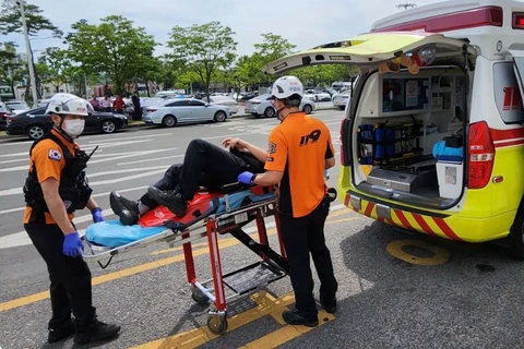 Nhân viên cứu hộ di chuyển một hành khách lên xe cứu thương tại Sân bay Quốc tế Daegu ở Daegu, ngày 26 tháng 5 năm 2023. (Nguồn: AP)