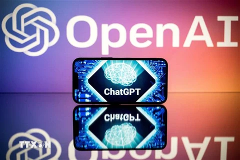Biểu tượng OpenAI và ứng dụng ChatGPT. (Ảnh: AFP/TTXVN)