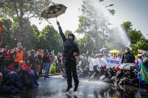 Cảnh sát sử dụng vòi rồng để giải tán cuộc biểu tình. (Nguồn: Shutterstock)