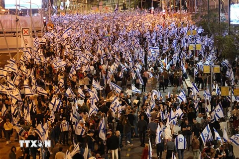 Người dân Israel tham gia biểu tình phản đối kế hoạch cải cách tư pháp, tại Tel Aviv. (Ảnh: AFP/TTXVN)