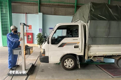 Thủ tục đăng kiểm tại Trung tâm Đăng kiểm xe cơ giới 24-04D, thành phố Lào Cai. (Ảnh: Quốc Khánh/TTXVN)