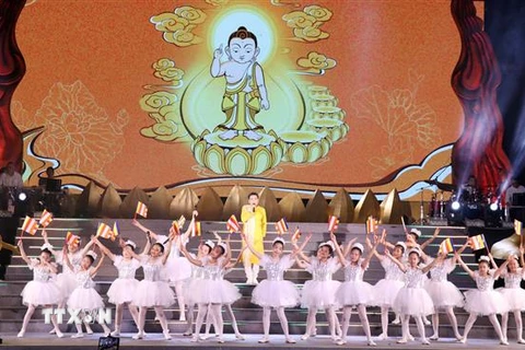 Đại cảnh ca múa Thích Ca Mâu Ni Phật mở đầu chương trình nghệ thuật “Lửa thiêng rực sáng sử vàng”. (Ảnh: Xuân Khu/TTXVN)