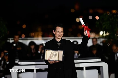 Đạo diễn Trần Anh Hùng đoạt giải Đạo diễn xuất sắc nhất cho bộ phim "La Passion de Dodin Bouffant" tại lễ bế mạc Liên hoan phim Cannes lần thứ 76 ở Pháp, tối 27/5/2023. (Ảnh: AFP/TTXVN)
