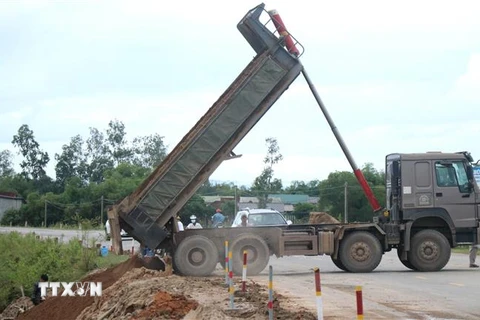 Xe ôtô tải đổ vật liệu san lấp mặt bằng thi công nâng cấp, mở rộng Quốc lộ. (Ảnh minh họa: Nguyên Lý/TTXVN)