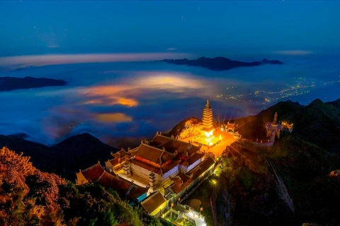 Ngàn hoa đăng thắp sáng đỉnh thiêng Fansipan trong lễ Phật đản 2023
