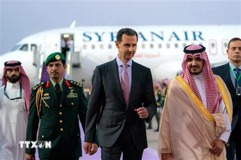 Tổng thống Syria Bashar al-Assad (thứ 3, trái) tới tham dự Hội nghị thượng đỉnh AL ở Jeddah, Saudi Arabia, ngày 18/5/2023. (Ảnh: AFP/TTXVN)