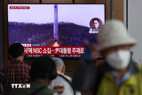 Truyền thông Hàn Quốc đưa tin về vụ phóng vật thể được Triều Tiên gọi là "vệ tinh không gian" từ làng Dongchang-ri, Triều Tiên ngày 31/5/2023. (Ảnh: Yonhap/TTXVN)