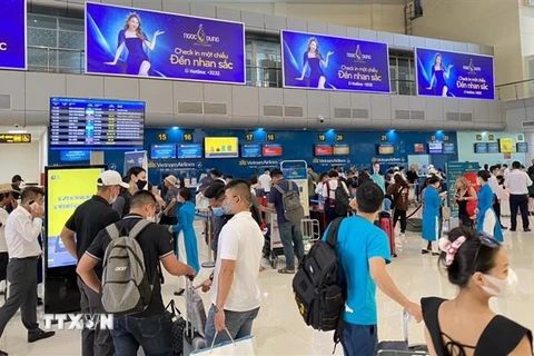 Hành khách nội địa làm thủ tục check in tại các quầy bán vé máy bay tại Cảng hàng không Quốc tế Cam Ranh trong dịp lễ 30/4-1/5. (Ảnh: TTXVN phát)