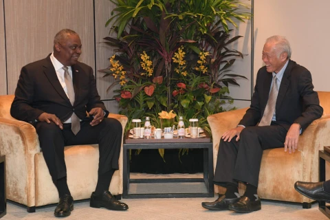 Bộ trưởng Quốc phòng Mỹ Lloyd Austin (trái) gặp Bộ trưởng Quốc phòng Singapore Dr Ng Eng Hen bên lề Đối thoại Shangri-La lần thứ 20. (Nguồn: Mindef Singapore)