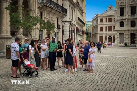 Khách du lịch tham quan La Habana, Cuba, ngày 28/2/2022. (Ảnh: AFP/TTXVN)