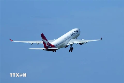 Máy bay của hãng hàng không Qantas Airline cất cánh từ sân bay quốc tế Ngurah Rai, Indonesia. (Ảnh: AFP/TTXVN)