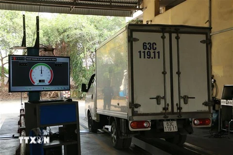 Xe đến đăng kiểm tại Trung tâm Đăng kiểm 62.01S, tại thành phố Tân An, tỉnh Long An. (Ảnh: Thanh Bình/TTXVN)
