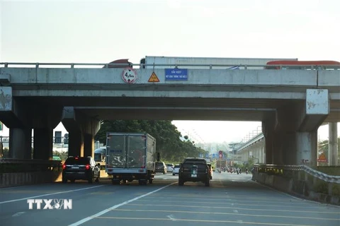 Phương tiện giao thông lưu thông tại cầu vượt Trạm 2 (thành phố Thủ Đức), điểm nút giao với Xa lộ Hà Nội. (Ảnh: Hồng Đạt/TTXVN)