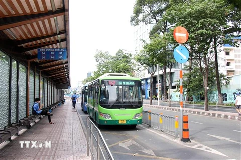 Khu vực trung tâm xung quanh Nhà ga Bến Thành có rất nhiều tuyến xe buýt kết nối. (Ảnh: Tiến Lực/TTXVN)