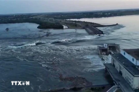 Đập thủy điện Kakhovka tại thị trấn Nova Kakhovka, miền Nam Ukraine bị vỡ, ngày 6/6/2023. (Ảnh: AFP/TTXVN)