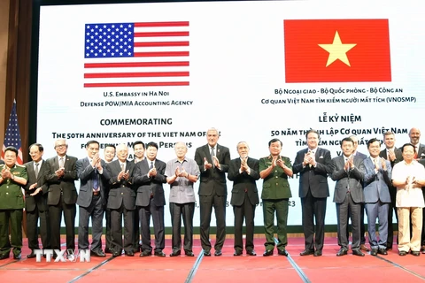Các đại biểu là lãnh đạo Bộ Quốc phòng, Bộ Ngoại giao, Bộ Công an và Cơ quan Việt Nam tìm kiếm người mất tích dự lễ kỷ niệm. (Ảnh: Trọng Đức/TTXVN)