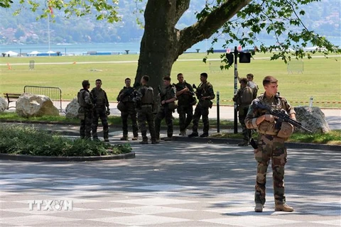 Binh sỹ Pháp được triển khai tại hiện trường vụ tấn công bằng dao ở Annecy thuộc vùng Alps, ngày 8/6/2023. (Ảnh: Reuters/TTXVN)