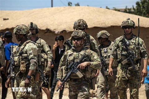 Binh sỹ Mỹ tuần tra tại vùng ngoại ô thành phố Qamishli, tỉnh Hasakeh, Syria. (Ảnh: AFP/TTXVN)