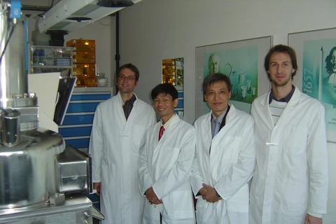 Tiến sỹ Phạm Hồng Tuấn (đứng thứ hai từ trái sang). (Nguồn: Báo Điện tử Chính phủ)