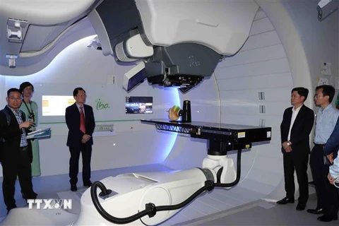 Các đại biểu Việt Nam tham quan mô hình xạ trị ung thư bằng liệu pháp proton tại Trung tâm Particle thuộc Bệnh viện Đại học Leuven. (Ảnh : Hương Giang/TTXVN)